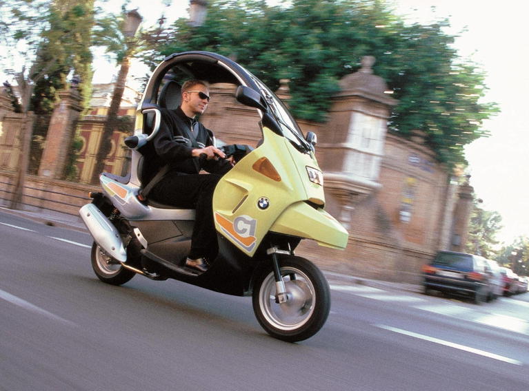 Vista din&aacute;mica del BMW C1 en movimiento, destacando su dise&ntilde;o innovador.