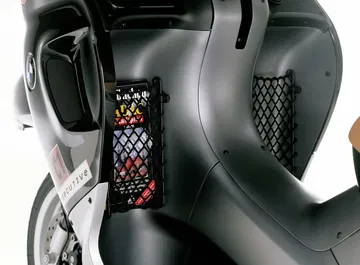 Primer plano del diseño lateral y protecciones de BMW C1 de segunda mano.