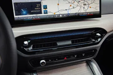 Vista del sistema de infotainment del nuevo BMW i4, resaltando su elegancia y tecnología avanzada.