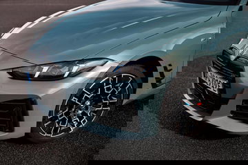 Vista delantera y lateral del BMW i4 M50, destacando su diseño y acabados