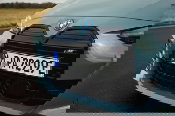 Imagen muestra detalle frontal BMW i4 M50, destacando riñoneras y distintivo M.