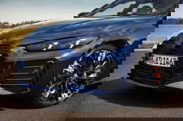 Vista detallada del nuevo BMW M440i xDrive, destacando su imponente parrilla y líneas deportivas.
