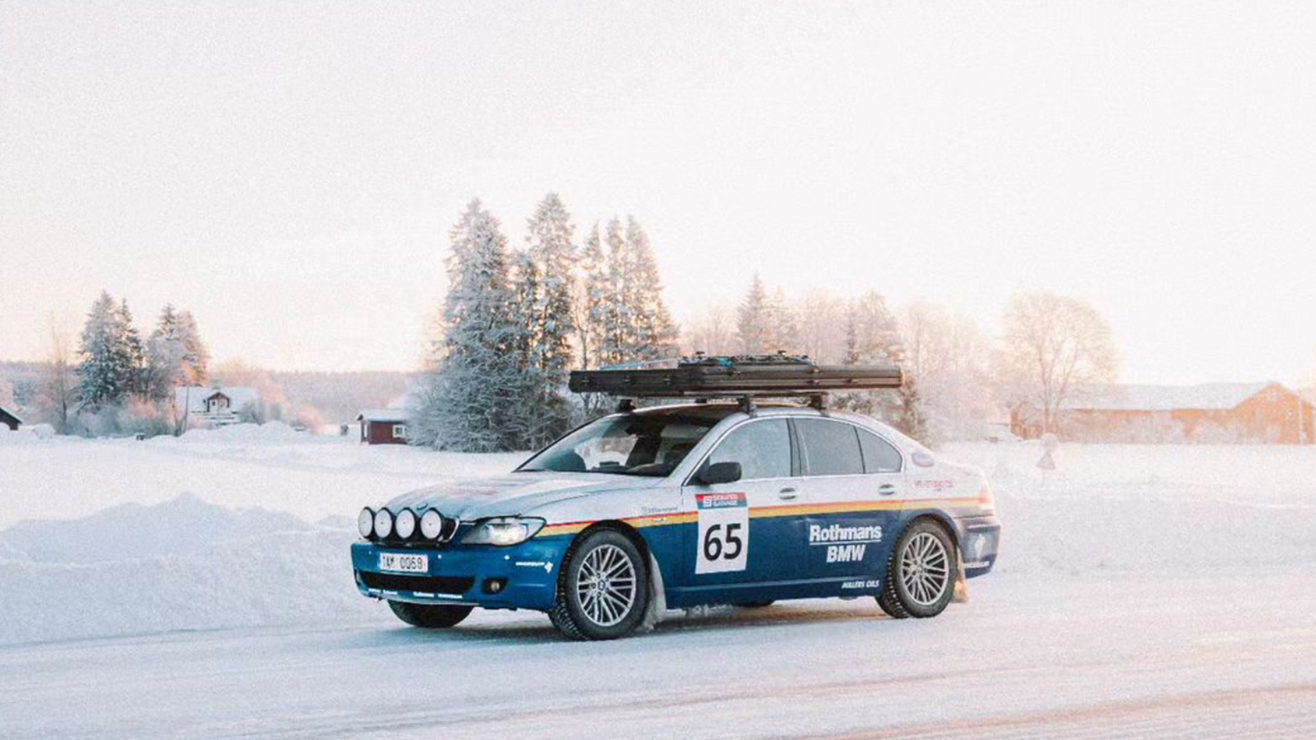 BMW Serie 7 con tracción 4x4 deslizándose sobre un manto de nieve.