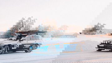 BMW Serie 7 con tracción 4x4 deslizándose sobre un manto de nieve.