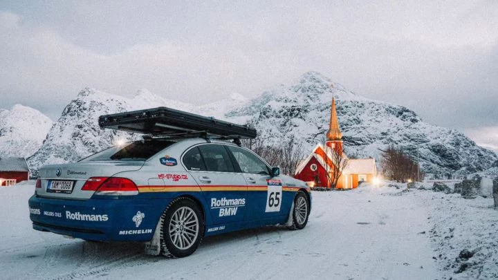 Vista lateral de un BMW Serie 7 4x4 preparado para competición en un entorno nevado.