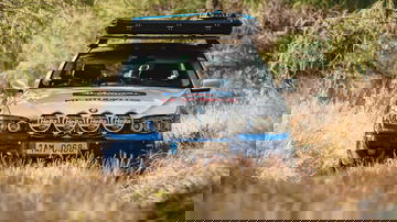 BMW Serie 7 con equipamiento off-road y faros adicionales Hella.