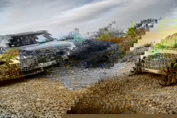 Vista lateral del BMW X3 en pruebas con camuflaje; perfil evidente y diseño robusto.