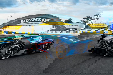 Elegante trasera del Bugatti en 24 Horas de Le Mans WEC 2024 capturada en todo su esplendor.