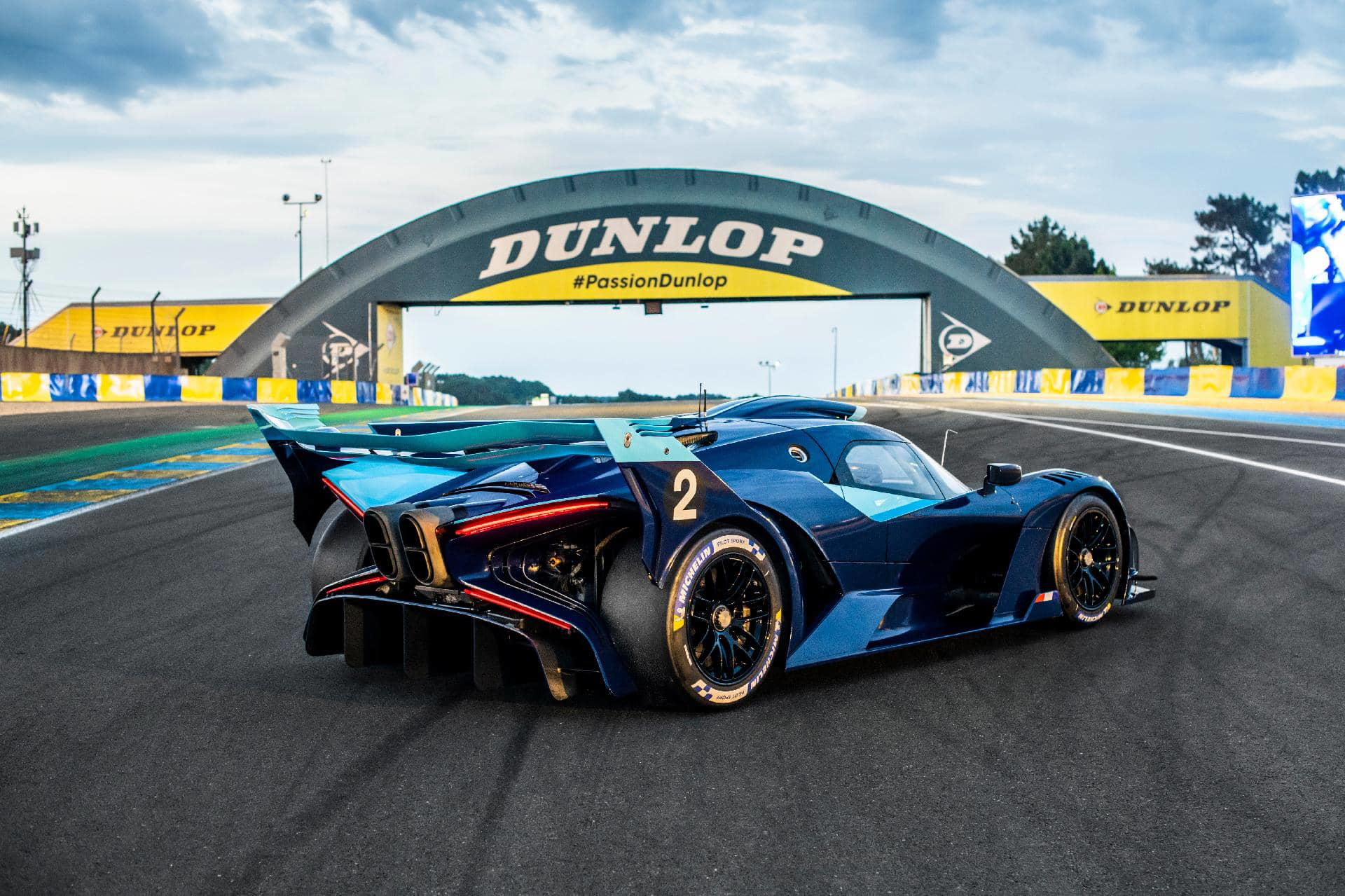 Elegante trasera del Bugatti en 24 Horas de Le Mans WEC 2024 capturada en todo su esplendor.