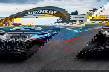 Vista trasera del Bugatti en Le Mans, destacando su aerodinámica y diseño futurista.