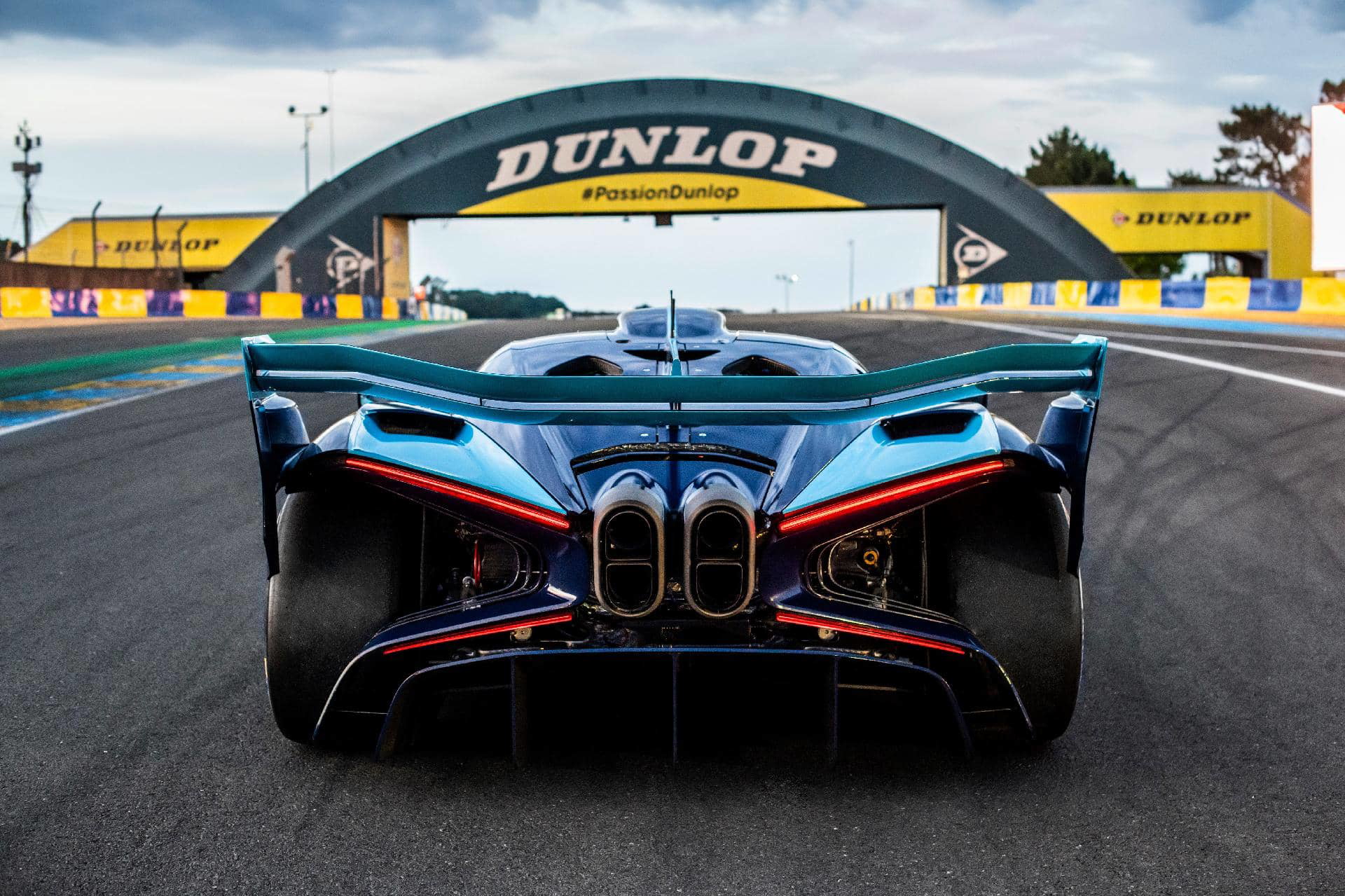 Vista trasera del Bugatti en Le Mans, destacando su aerodinámica y diseño futurista.