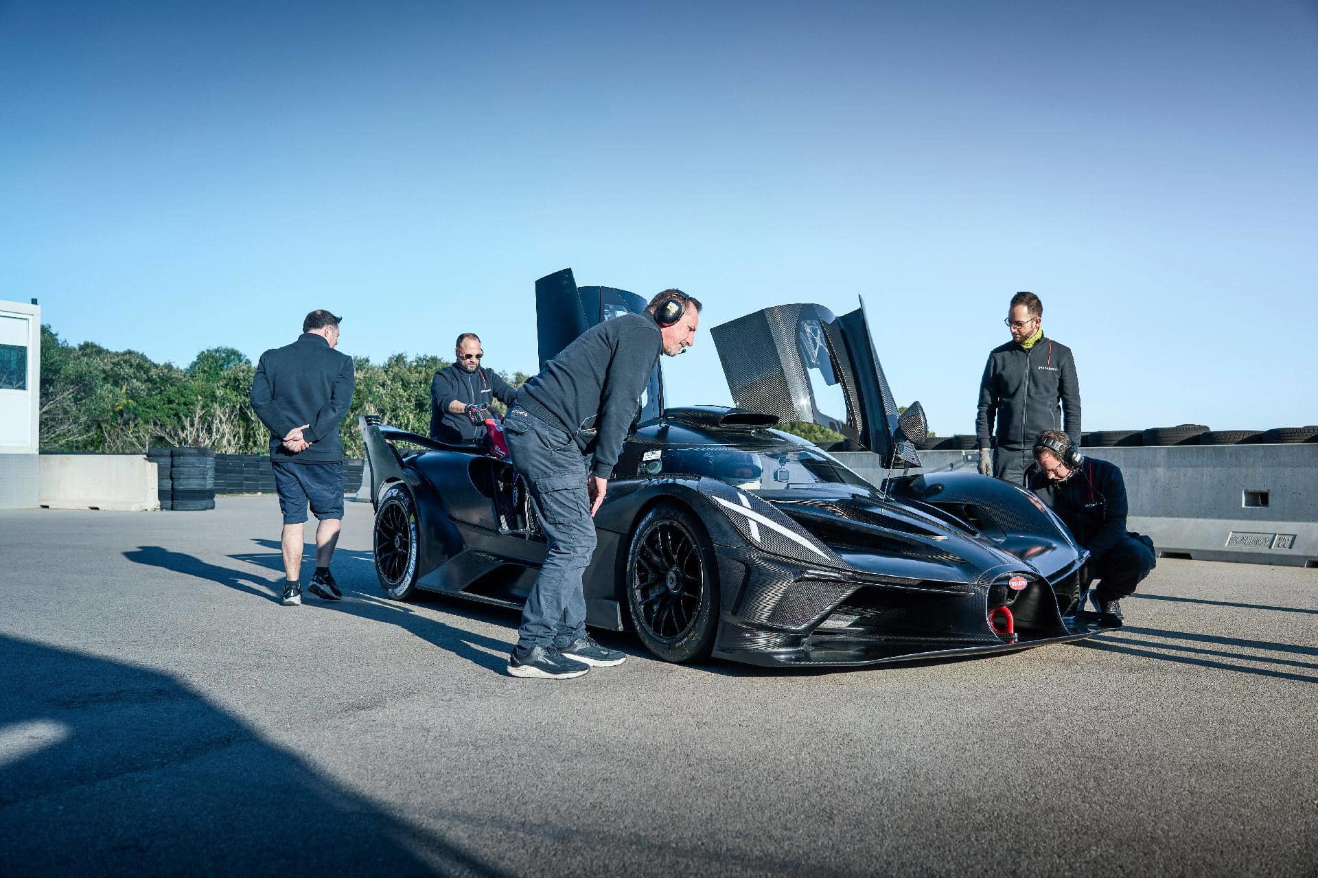 Vista lateral de un Bugatti en preparativos para Le Mans 2024, impresionante diseño y aerodinámica.