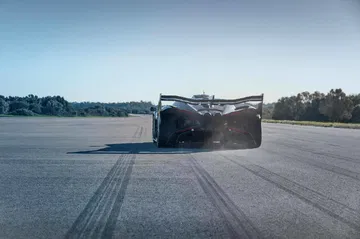 Vista trasera de un Bugatti preparado para competir en las 24 Horas de Le Mans 2024.