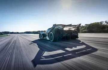 Bugatti de competición en dinámica, evidenciando líneas aerodinámicas y envergadura.