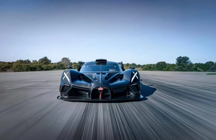Vista frontal del Bugatti para las 24 Horas de Le Mans WEC 2024, mostrando su agresiva aerodinámica.