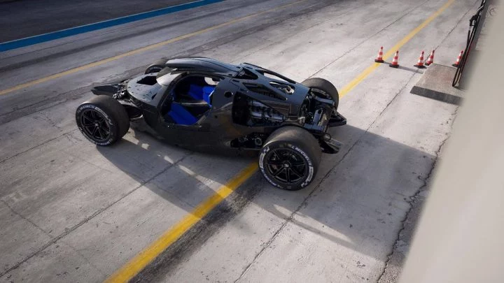 Vista lateral de un prototipo Bugatti preparado para Le Mans 2024, mostrando su enfoque aerodinámico.