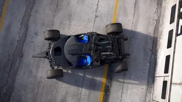 Vista aérea del Bugatti para las 24 Horas de Le Mans, destacando su aerodinámica.