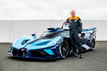 Vista lateral del Bugatti destinado a competir en Le Mans 2024, diseño innovador y aerodinámica destacada.