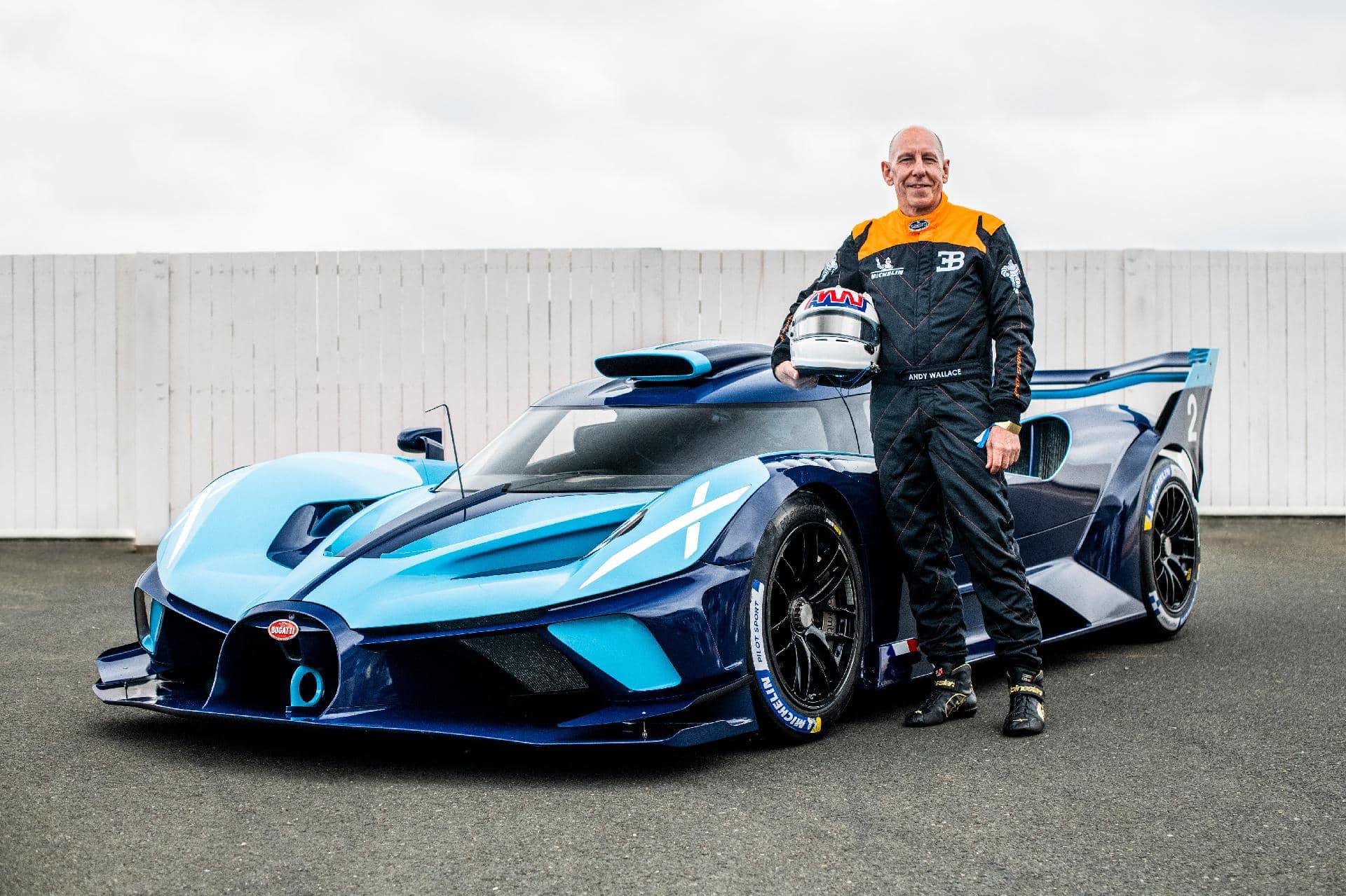 Vista lateral del Bugatti destinado a competir en Le Mans 2024, diseño innovador y aerodinámica destacada.