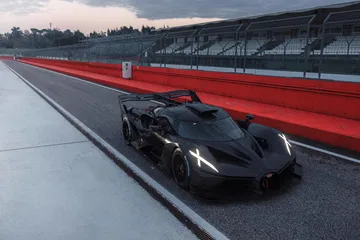 Vista lateral del Bugatti preparado para Le Mans, mostrando aerodinámica avanzada.