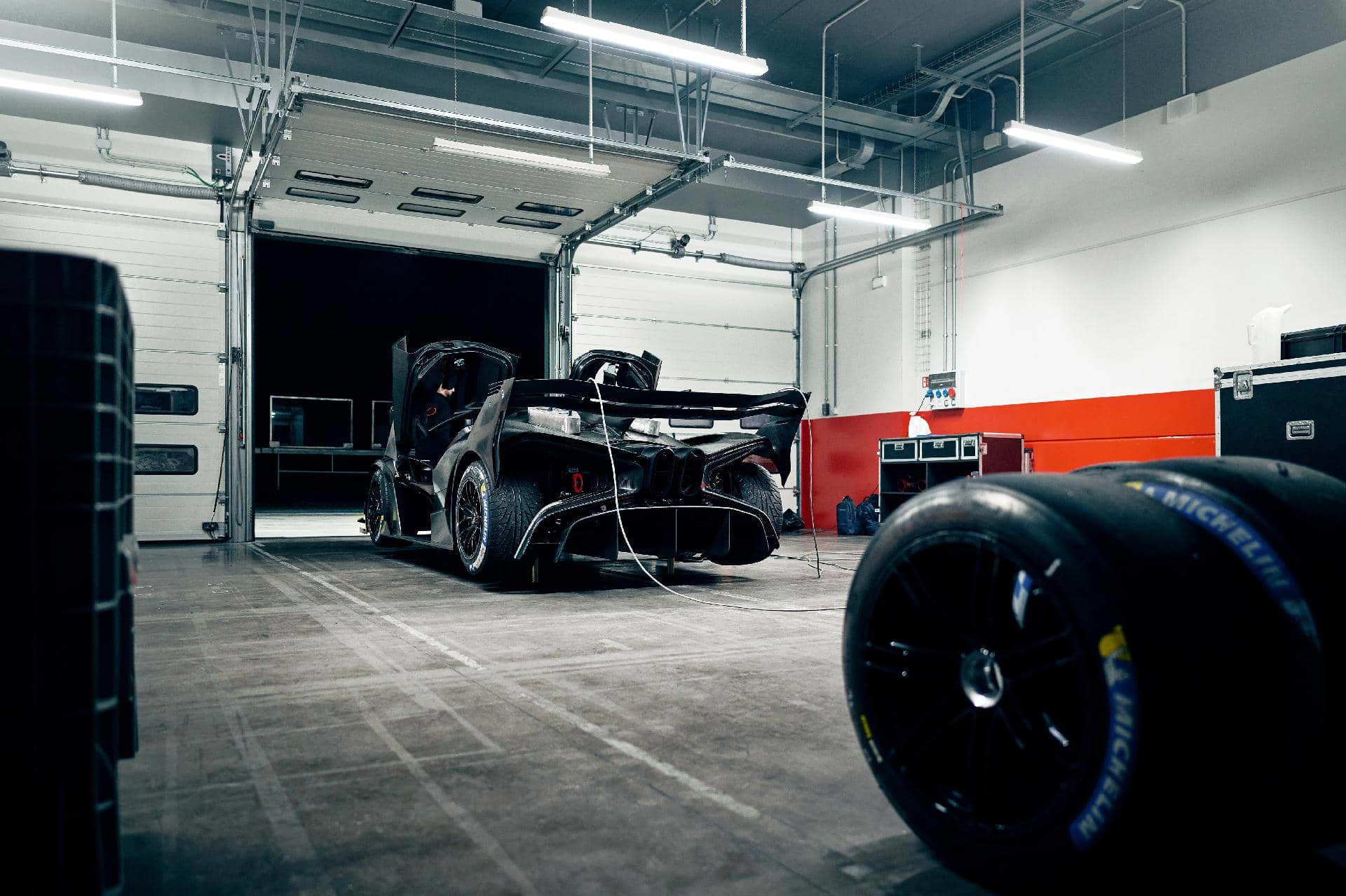 Vista trasera lateral de Bugatti en preparativos para 24 Horas de Le Mans.