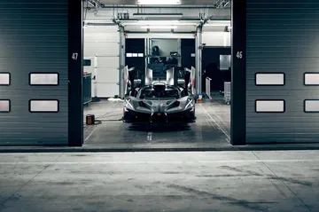 Vista frontal de un Bugatti preparándose para las 24 Horas de Le Mans.