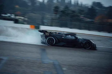 Vista dinámica de un Bugatti en acción durante el evento Le Mans.