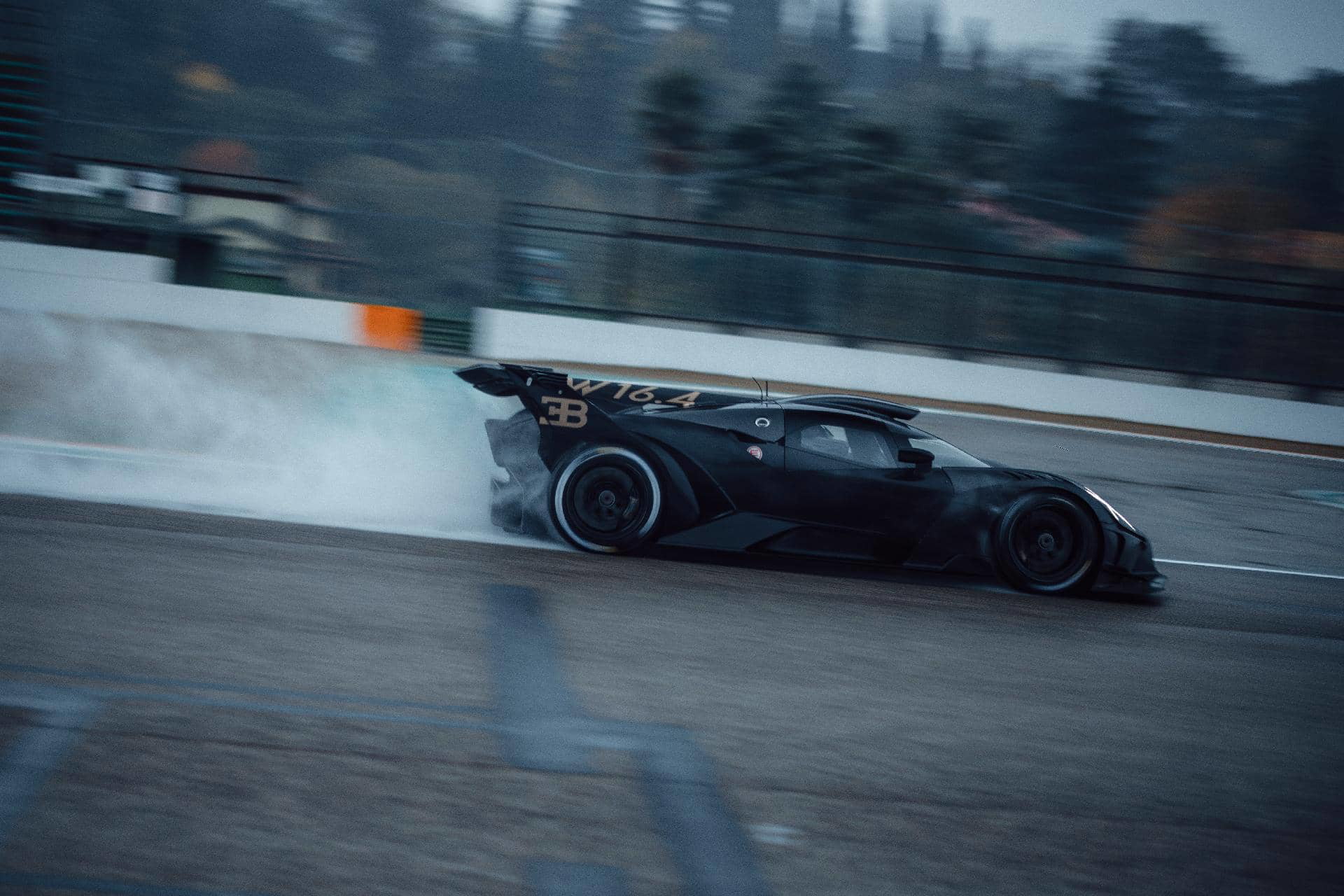 Vista dinámica de un Bugatti en acción durante el evento Le Mans.