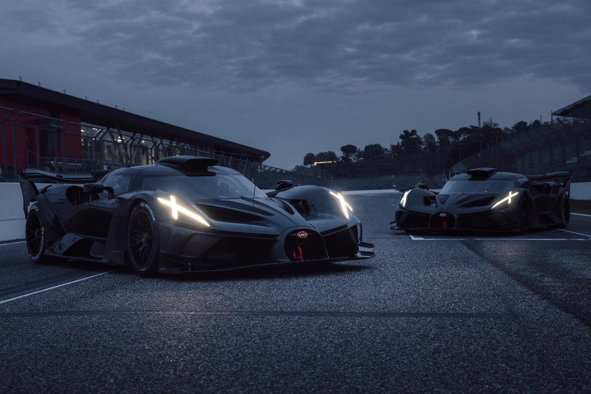 Dos Bugatti preparados para dominar en Le Mans al anochecer.