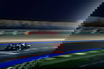 Vista dinámica del Bugatti en plena competencia nocturna en Le Mans.