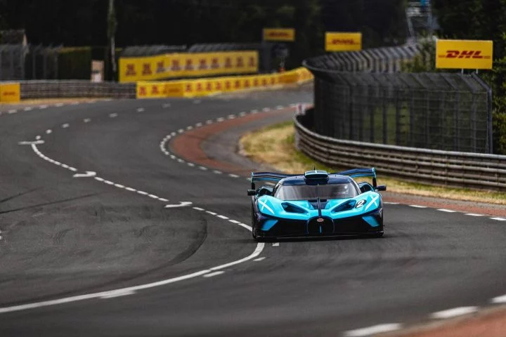 Vista dinámica del Bugatti en acción durante las 24 Horas de Le Mans.