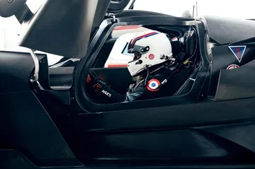 Vista del habitáculo de un Bugatti con enfoque en el puesto de conducción.