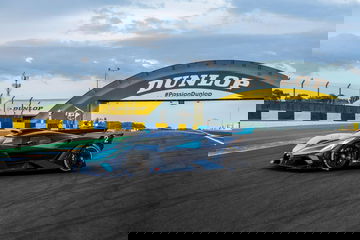 Vista lateral del Bugatti destinado a competir en las 24 Horas de Le Mans 2024.