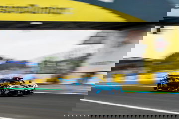 Vista dinámica del Bugatti en acción durante las 24 Horas de Le Mans.