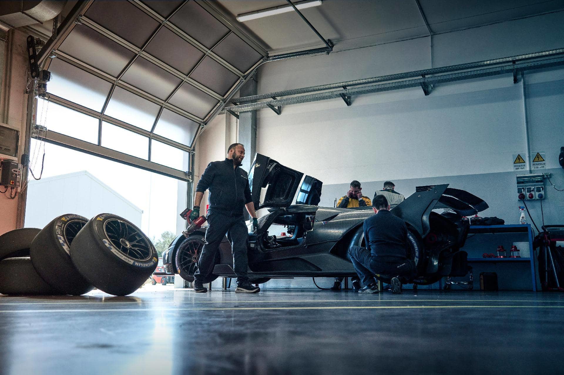 Vista lateral de un Bugatti preparado para las 24 horas de Le Mans, en el box.