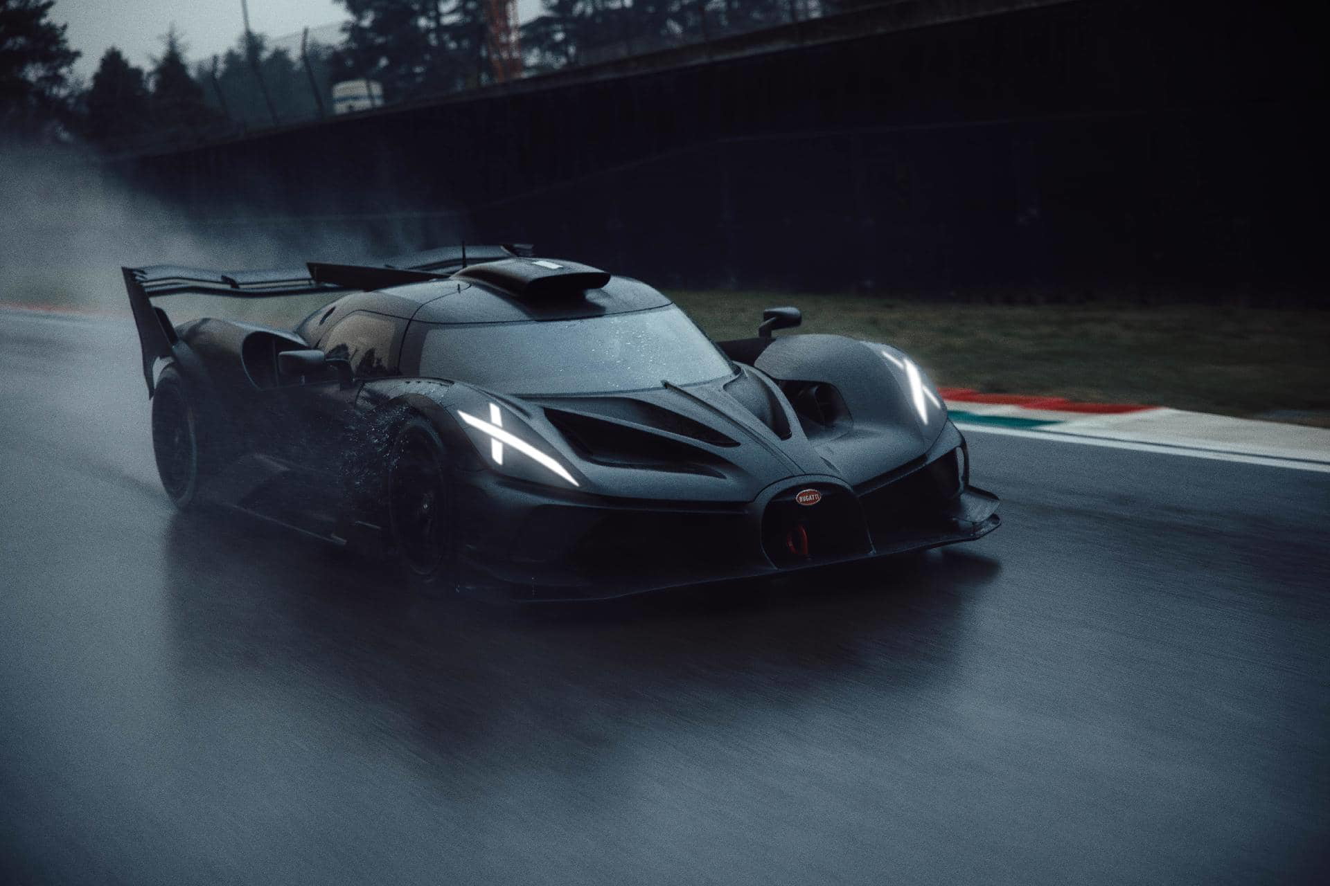 Vista dinámica del Bugatti en acción, mostrando su diseño aerodinámico y líneas agresivas.