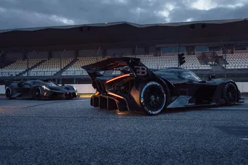 Vista trasera y lateral de un Bugatti destinado a competir en Le Mans 2024.
