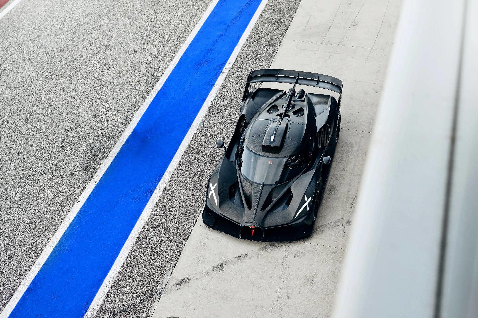Vista superior de un Bugatti en la línea de pits, preparado para la acción en Le Mans.
