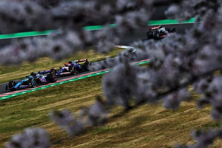 Monoplazas Alpine en lucha dinámica en el Gran Premio de Japón.