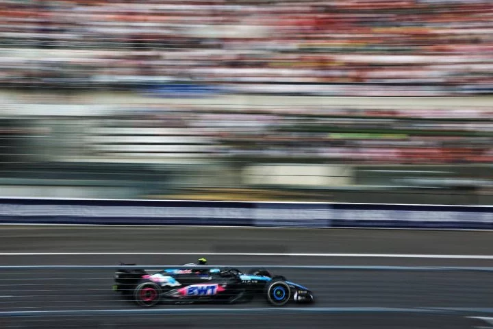Monoplaza de Alpine F1 en velocidad durante el GP de Japón 2024.