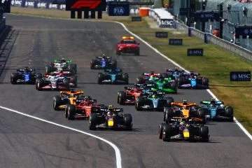 Monoplazas de F1 disputando una carrera de la temporada 2025 en un circuito desconocido