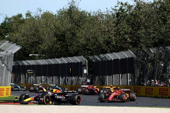 Monoplazas F1 en plena competición, disputando una curva en circuito