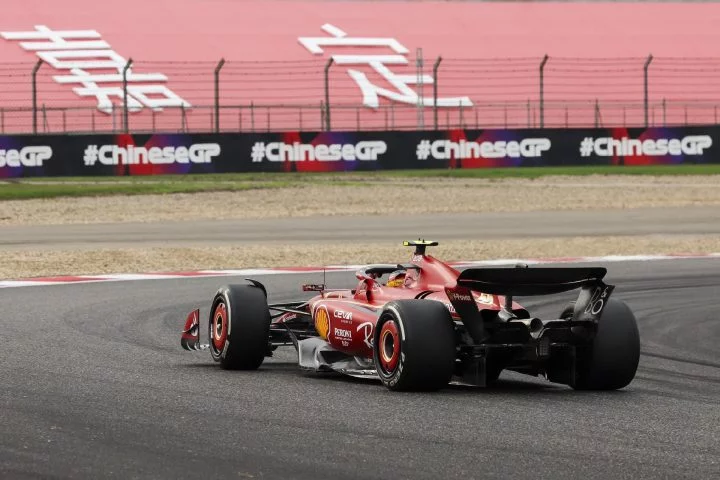 Monoplaza en acción durante el Gran Premio de China 2024, dinamismo y velocidad en pista.