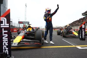Piloto celebra la victoria en la carrera sprint del GP de China 2024 junto a su monoplaza Red Bull.