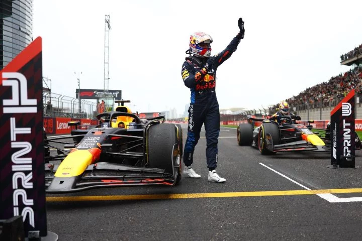 Piloto celebra la victoria en la carrera sprint del GP de China 2024 junto a su monoplaza Red Bull.