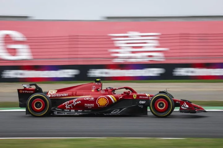 Monoplaza de Ferrari en acción durante la carrera sprint del GP de China 2024, velocidad y aerodinámica en pista.