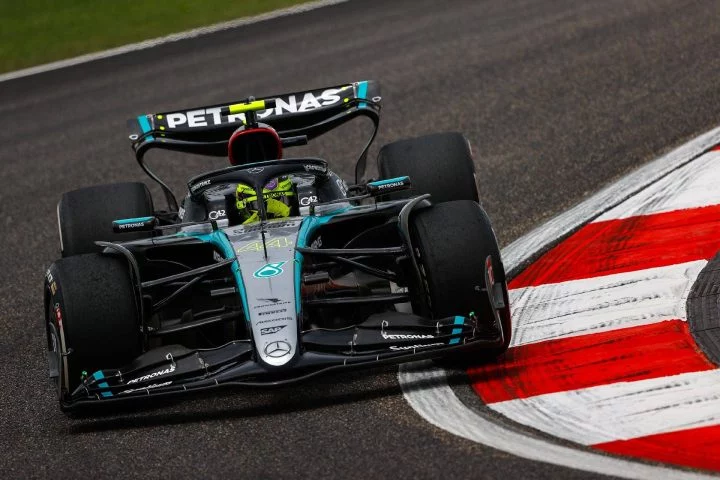 Monoplaza de Mercedes en acción durante el GP de China 2024.
