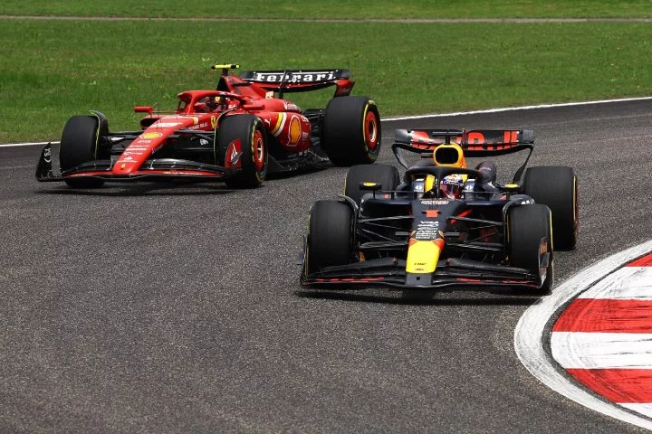 Monoplazas de F1 en plena disputa en el GP de China. La adrenalina se palpa en cada curva.