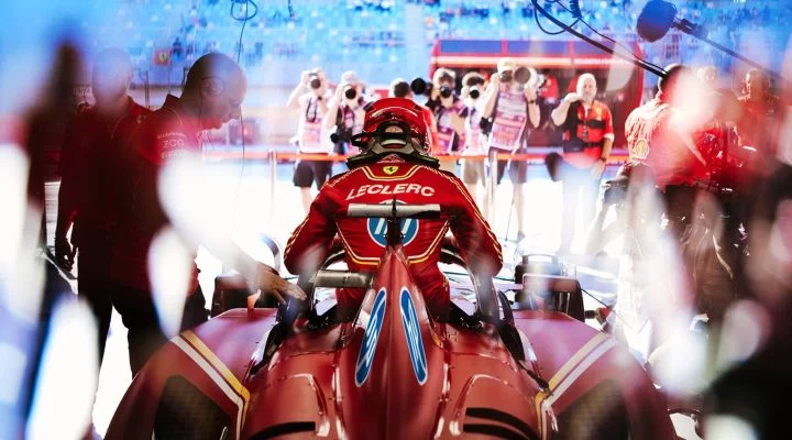 Charles Leclerc al volante del imponente Ferrari, preparándose para el GP de Miami 2024.