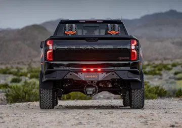 Vista trasera del Chevrolet Silverado con enfoque en el sistema de suspensión Fox Factory.